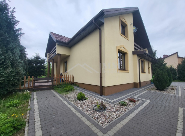Dom na kształtnej działce z altaną i dużym ogrodem Święcice