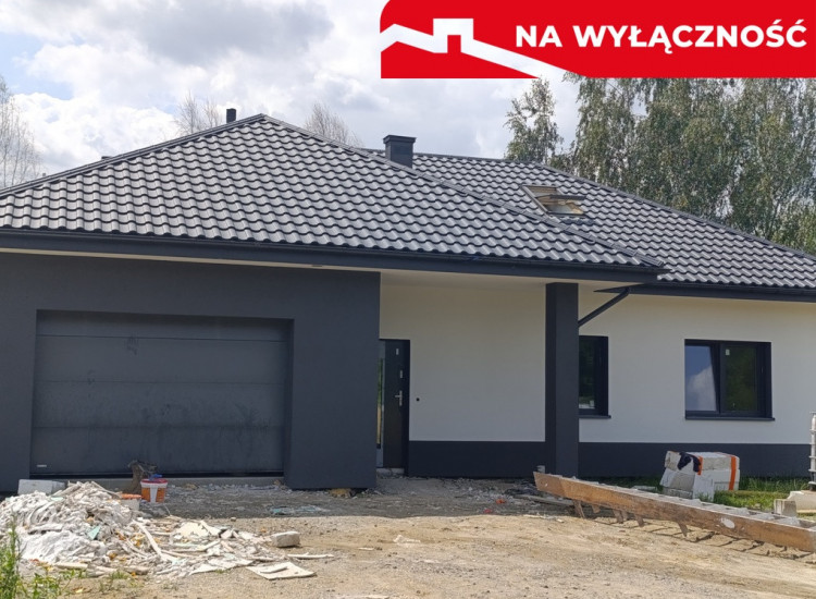 Nowy dom parterowy z antresolą. Wola Rzędzińska
