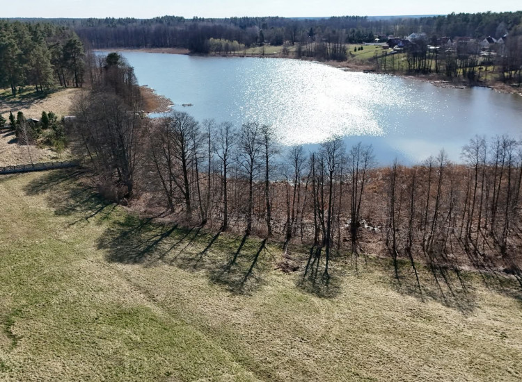 Działka z linią brzegową jeziora Wygryny w Wygrynach Wygryny