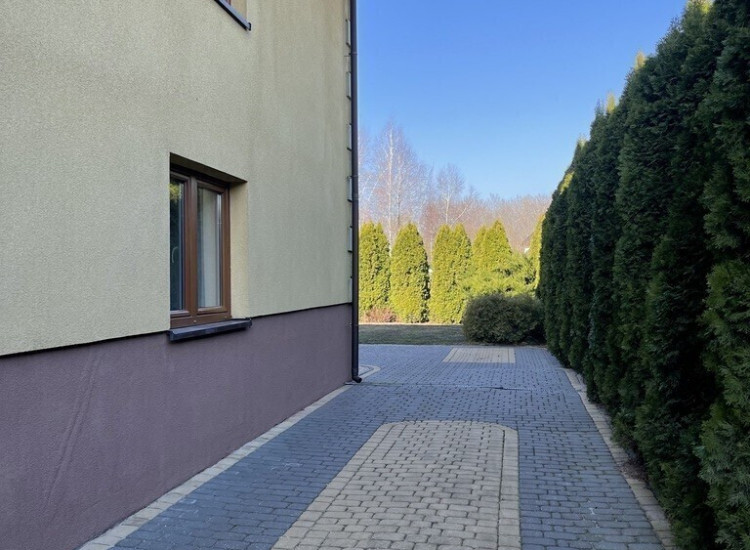 Dom wolnostojący, dwulokalowy z 2 garażami. Słupno