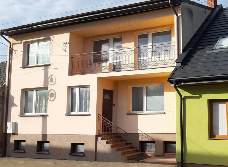 Przestronny, do remontu, z budynkami gosp. Raków