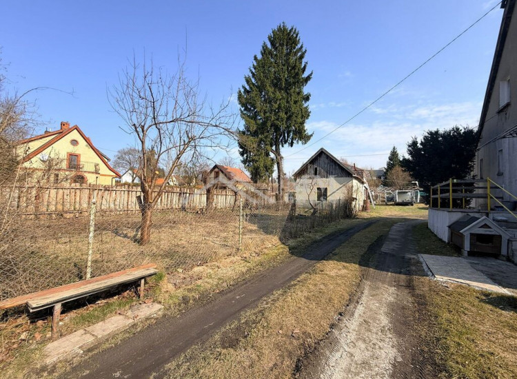Nieruchomość z budynkami i garażami – potencjał Miłakowo