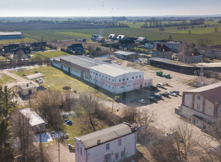 Hala o powierzchni 3000m2 w Cedrach Wielkich Cedry Wielkie