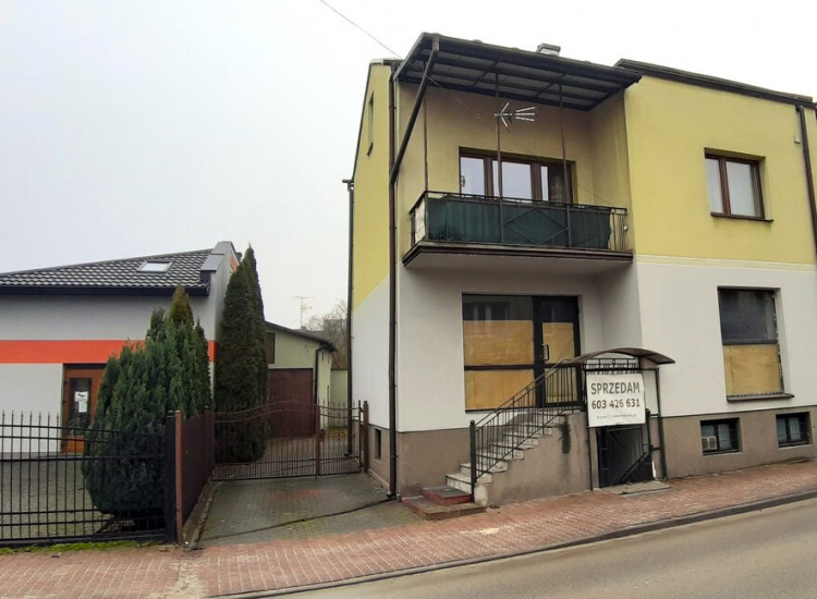 Dom, z lokalami komercyjnymi i in. Chmielnik