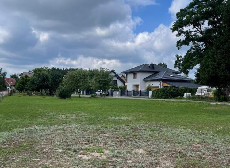 Działka 738 m², zabudowa mieszkaniowa + usługi. Słupno