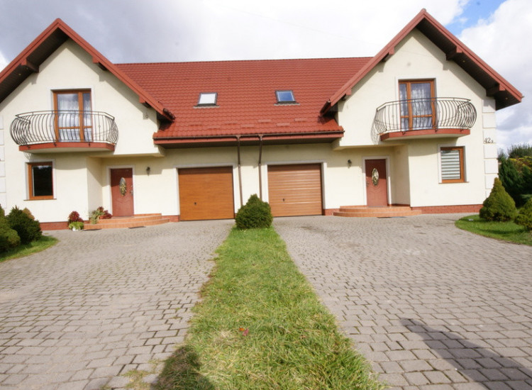Dom z garażem i pięknym ogrodem – Piotrowice Piotrowice