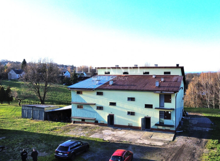 Hala magazynowo-produkcyjna 1600 m2 z działką 0,5h Lednica Górna