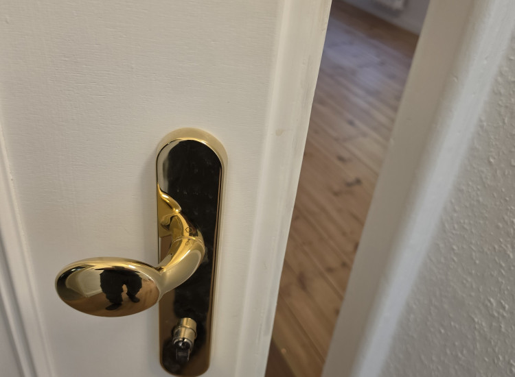 KANCELARIA LOKAL NIESAMOWITY – SYSTEM „Boss-Boss 4 GABINETY W PRZEDWOJENNYM APARTAMENCIE OFICERSKIM KLASY ALTBAU (MODERNIZM 1935 R., PRZEZ DEBILI NAZYWANY KAMIENICĄ) – Wrocław