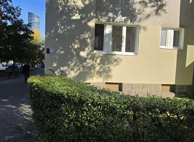 Kruczo moja wrocławska, ty jesteś jak zdrowie! Krucza 78 – mowa oscarowa na Złotym Rogu (wersja sarkastyczny seven-point) Wrocław, Krucza 78, róg Wróbla u zbiegu Jemiołowej, vis-à-vis VII LO Wrocław