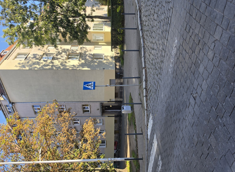 Krucza 78 ; Mme Lola présente un appartement à vendre à Krzyki, Wrocław, quartier de Gajowice, à l'angle des rues Krucza et Wróbla, à l'intersection z la rue Jemiołowa, en face du Lycée n° 7 (VII LO Wrocław