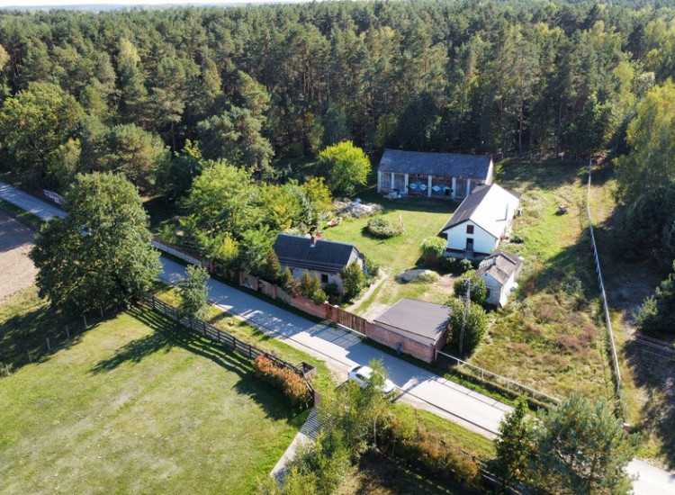Siedlisko 1,1 ha (dwa domy) przy lesie - Siekierka Nowa gm. Chotcza. Siekierka Nowa