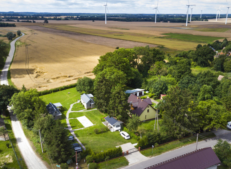 Dom z cegły plus 2 domki, 4700 m² działka, 8 km od Bałtyku Kusin